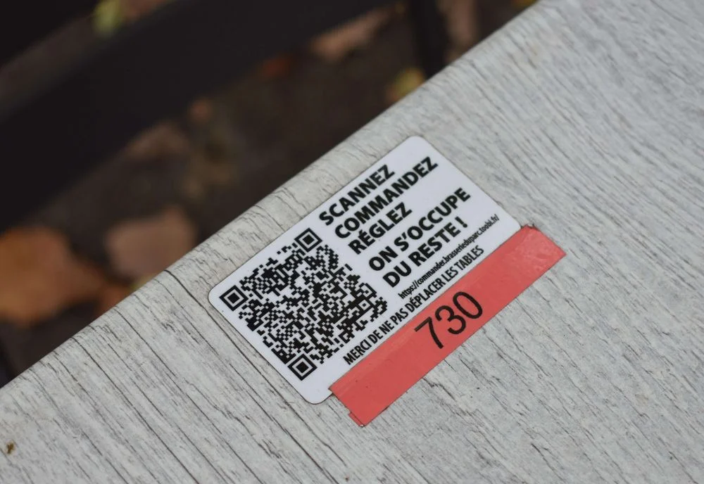 QR code aposé sur une table