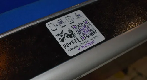 QR Code apposé sur une table de billard